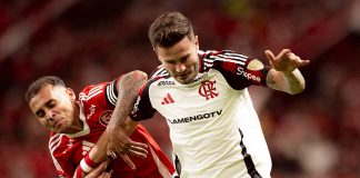 Saúl disputa a jogada com Alan Patrick na vitória do Flamengo sobre o Internacional - FOTO: Adriano Fontes / Flamengo