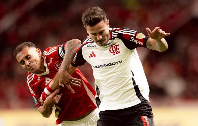 Saúl disputa a jogada com Alan Patrick na vitória do Flamengo sobre o Internacional - FOTO: Adriano Fontes / Flamengo