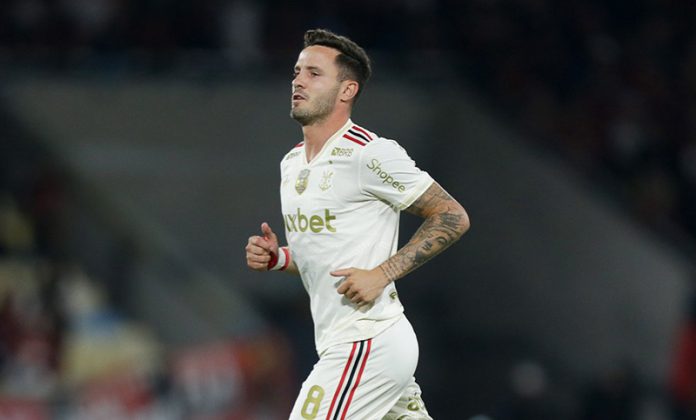 Saúl em campo pelo Flamengo na derrota para o Atlético-MG