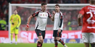 Saúl em campo na vitória do Flamengo sobre o Internacional