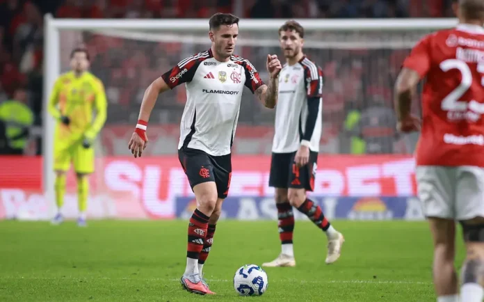 Saúl em campo na vitória do Flamengo sobre o Internacional