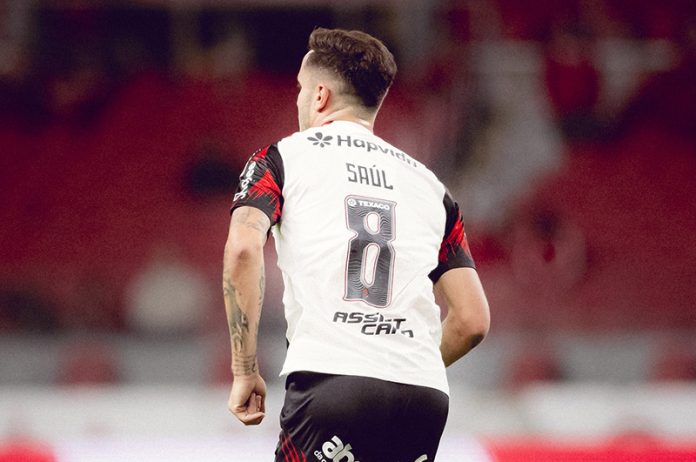 Saúl em campo na vitória do Flamengo sobre o Internacional - FOTO: Adriano Fontes / Flamengo