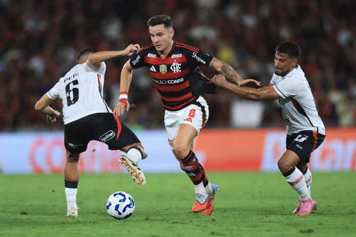 Saúl Ñíguez em campo pelo Flamengo contra o Vitória