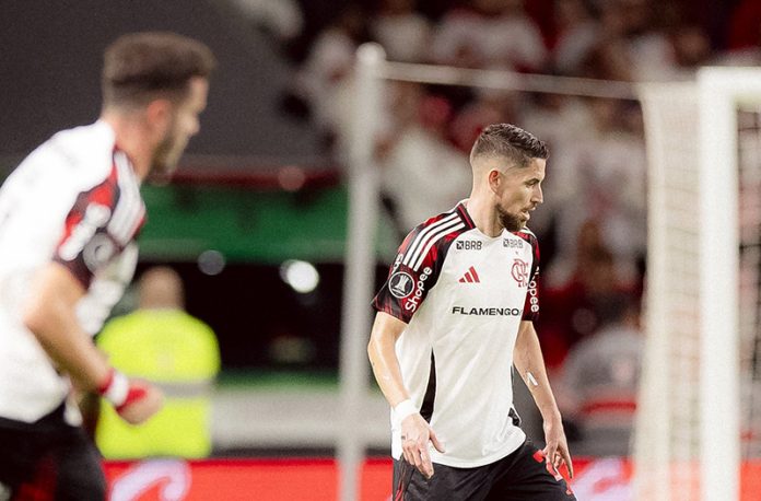 Saúl e Jorginho em campo na vitória do Flamengo sobre o Internacional - FOTO: Adriano Fonte / Flamengo