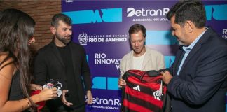 Sebastian Vettel ganha a camisa do Flamengo