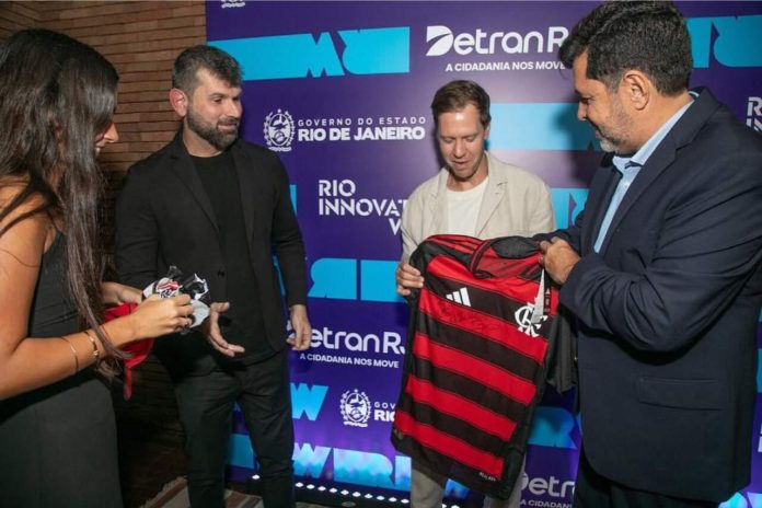Sebastian Vettel ganha a camisa do Flamengo