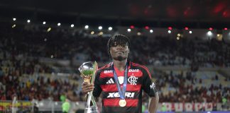 O atacante nigeriano Shola com o troféu de Bicampeão Mundial