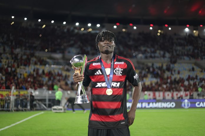 O atacante nigeriano Shola com o troféu de Bicampeão Mundial