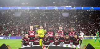 Time do Flamengo posado pra foto no jogo contra o Internacional