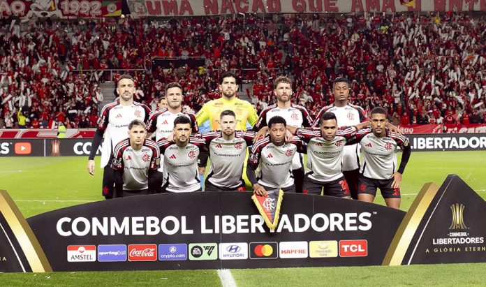 Time do Flamengo em campo antes da vitória por 2x0 sobre o Internacional na Libertadores - FOTO: Adriano Fontes / Flamengo