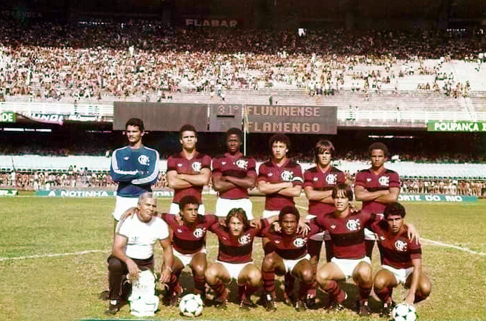 Time de Juniores do Flamengo, em foto no Maracanã em 1984: Zé Carlos, Oscar, Olavo, Élder, Zezinho e Adalberto; Marcinho, Maurinho, Adílson Heleno, Gaúcho e Paulo Henrique