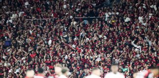 Torcida do Flamengo no Maracanã no jogo contra o Internacional