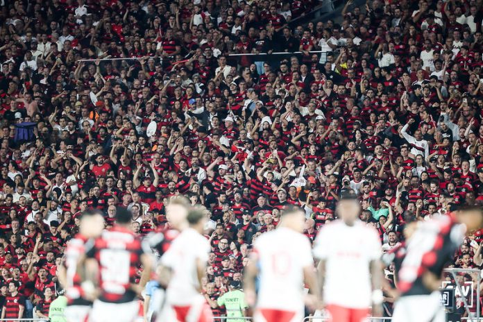 Torcida do Flamengo no Maracanã no jogo contra o Internacional