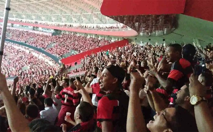 Torcida do Flamengo presente no Beira-Rio