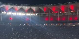 Torcida do Flamengo com as lanternas dos celulares ligados