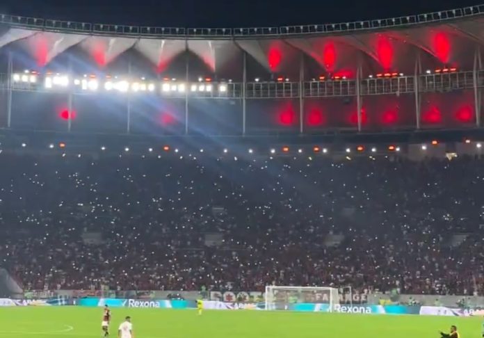 Torcida do Flamengo com as lanternas dos celulares ligados