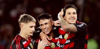 Varela, Luiz Araújo e Pedro comemoram mais um gol na goleada do Flamengo sobre o Vitória - FOTO: Adriano Fontes / Flamengo