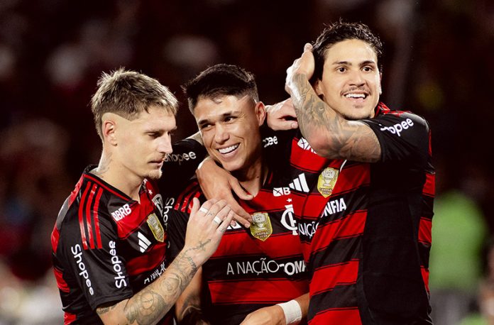 Varela, Luiz Araújo e Pedro comemoram mais um gol na goleada do Flamengo sobre o Vitória - FOTO: Adriano Fontes / Flamengo