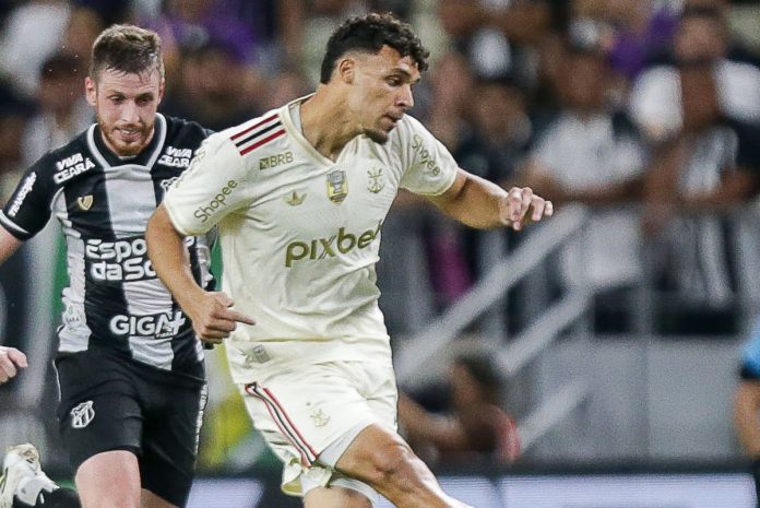 Victor Hugo em campo no empate do Flamengo com o Ceará