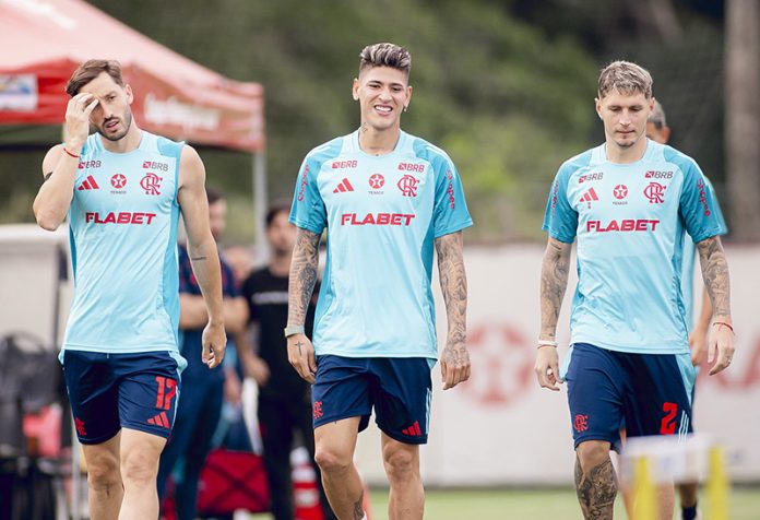 Viña, Carrascal e Varela em treino do Flamengo no Ninho do Urubu - FOTO: Adriano Fontes / Flamengo