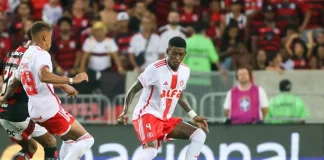 Vitão em campo na derrota do Internacional para o Flamengo