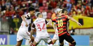 Vitinho, Matheuzinho em campo pelo Flamengo contra o Sport, na Arena Pernambuco