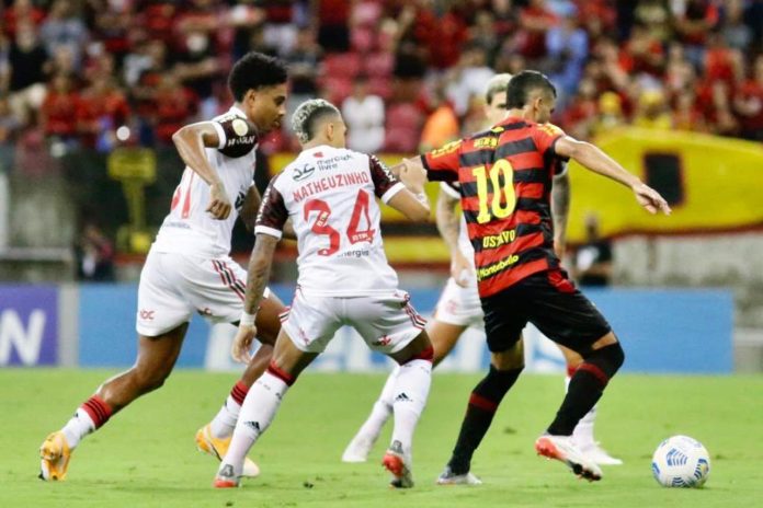 Vitinho, Matheuzinho em campo pelo Flamengo contra o Sport, na Arena Pernambuco
