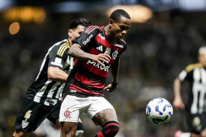 Wallace Yan em campo pelo Flamengo