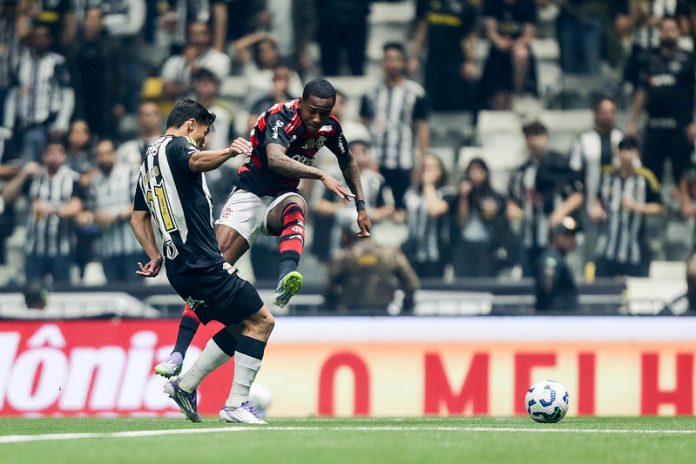 Wallace Yan em campo pelo Flamengo