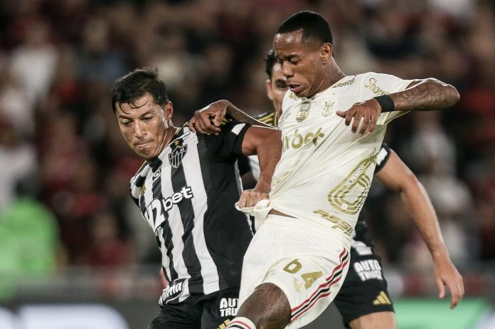 Wallace Yan em campo pelo Flamengo na derrota para o Atlético-MG