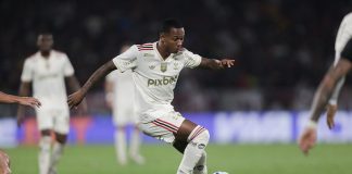Wallace Yan em campo pelo Flamengo na derrota para o Atlético-MG