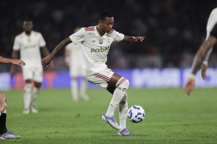 Wallace Yan em campo pelo Flamengo na derrota para o Atlético-MG