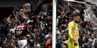 Wallace Yan perde pênalti para o Flamengo