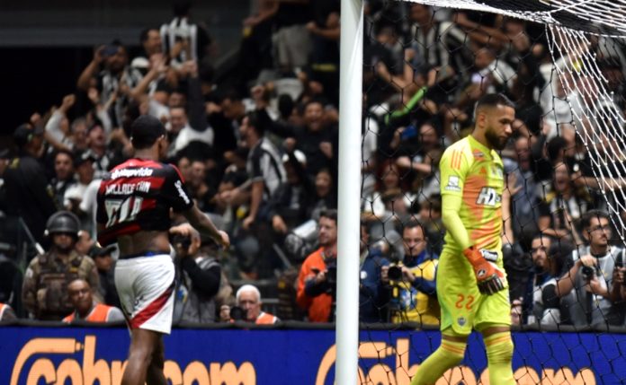 Wallace Yan perde pênalti para o Flamengo