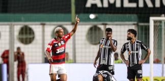Wesley marca o gol da virada do Flamengo sobre o Atlético-MG no Independência em 2023