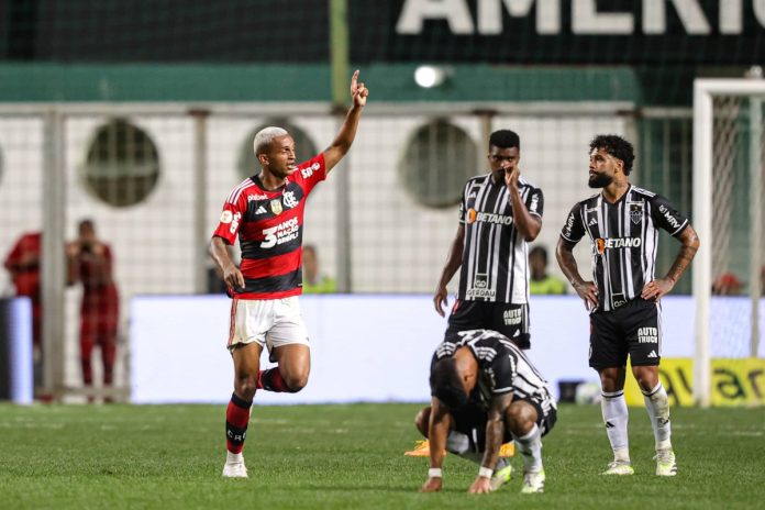Wesley marca o gol da virada do Flamengo sobre o Atlético-MG no Independência em 2023