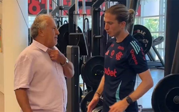 Rei Zico e o técnico Filipe Luís, no Ninho do Urubu