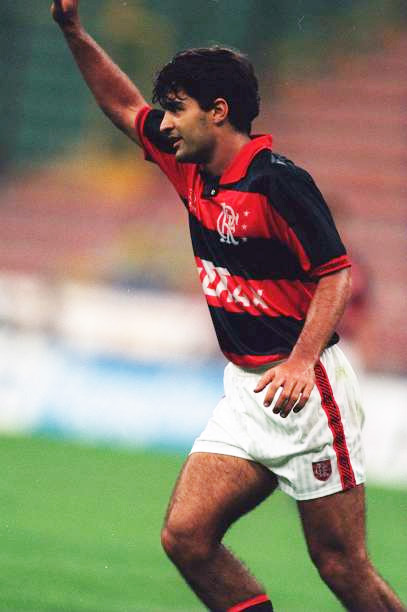 Luiz Antônio comemora gol pelo Flamengo no início de 1993