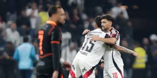 Arrascaeta comemora com Carrascal o primeiro gol do Flamengo na vitória sobre o Corinthians - FOTO: Gilvan de Souza / Flamengo