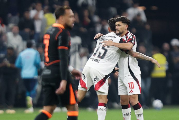 Arrascaeta comemora com Carrascal o primeiro gol do Flamengo na vitória sobre o Corinthians - FOTO: Gilvan de Souza / Flamengo