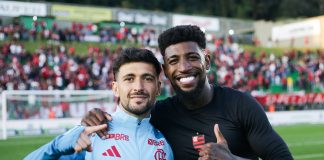 Arrascaeta e Emerson Royal comemoram a vitória do Flamengo sobre o Juventude - FOTO: Gilvan de Souza / Flamengo