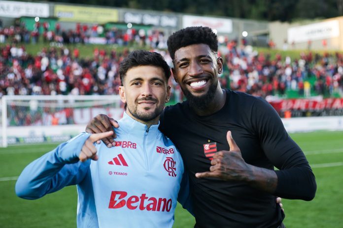 Arrascaeta e Emerson Royal comemoram a vitória do Flamengo sobre o Juventude - FOTO: Gilvan de Souza / Flamengo