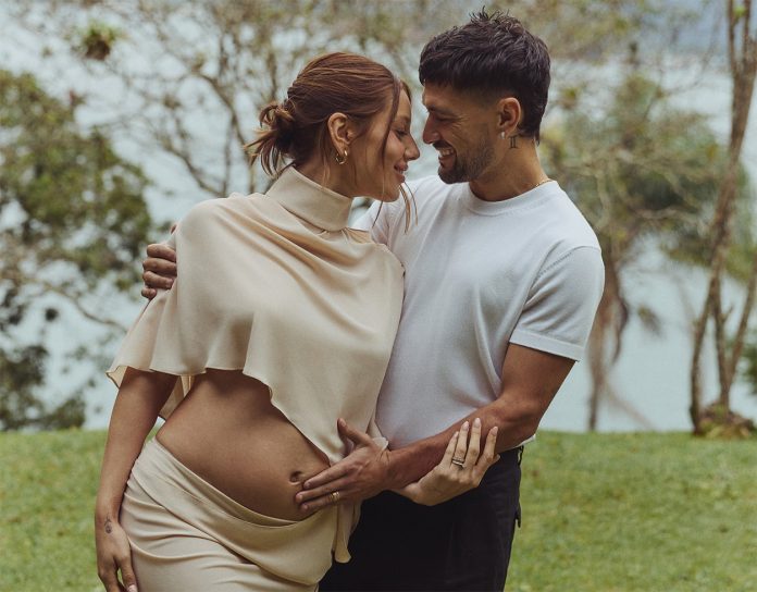 Arrascaeta e sua esposa Camila Bastiani, grávida de um menino