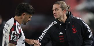 Arrascaeta e Filipe Luís em campo no jogo do Flamengo contra o Estudiantes pela Libertadores