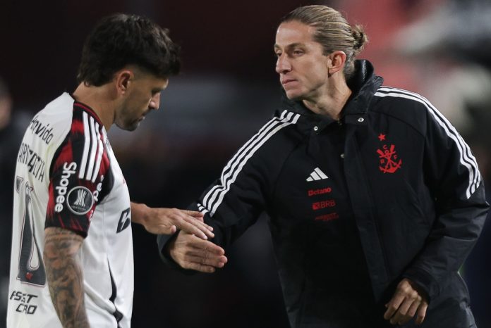 Arrascaeta e Filipe Luís em campo no jogo do Flamengo contra o Estudiantes pela Libertadores