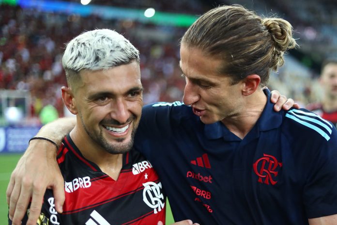 O meia De Arrascaeta e o técnico Filipe Luís