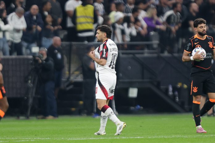 Arrascaeta comemora gol do Flamengo contra o Corinthians - FOTO: Gilvan de Sozua