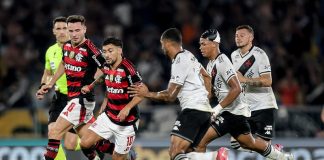 Arrascaeta e Saúl em campo pelo Flamengo contra o Vasco