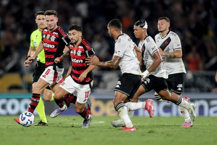 Arrascaeta e Saúl em campo pelo Flamengo contra o Vasco
