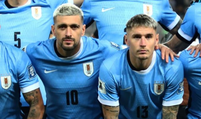 Arrascaeta e Varela em campo pela seleção do Uruguai